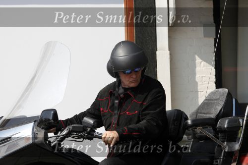 Amsterdam 21 april 2009
Rutger Hauer op zijn honda gold wing motor in amsterdam. Hij heeft een soort aanhanger achter zijn motor hangen en riookt heerlijk een sigaret.
Peter Smulders bv