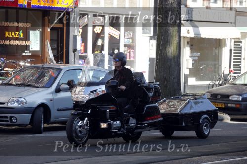 Amsterdam 21 april 2009
Rutger Hauer op zijn honda gold wing motor in amsterdam. Hij heeft een soort aanhanger achter zijn motor hangen en riookt heerlijk een sigaret.
Peter Smulders bv