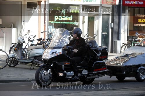 Amsterdam 21 april 2009
Rutger Hauer op zijn honda gold wing motor in amsterdam. Hij heeft een soort aanhanger achter zijn motor hangen en riookt heerlijk een sigaret.
Peter Smulders bv