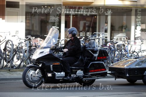 Amsterdam 21 april 2009
Rutger Hauer op zijn honda gold wing motor in amsterdam. Hij heeft een soort aanhanger achter zijn motor hangen en riookt heerlijk een sigaret.
Peter Smulders bv