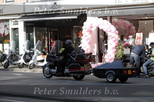 Amsterdam 21 april 2009
Rutger Hauer op zijn honda gold wing motor in amsterdam. Hij heeft een soort aanhanger achter zijn motor hangen en riookt heerlijk een sigaret.
Peter Smulders bv