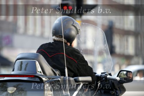 Amsterdam 21 april 2009
Rutger Hauer op zijn honda gold wing motor in amsterdam. Hij heeft een soort aanhanger achter zijn motor hangen en riookt heerlijk een sigaret.
Peter Smulders bv