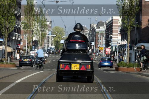 Amsterdam 21 april 2009
Rutger Hauer op zijn honda gold wing motor in amsterdam. Hij heeft een soort aanhanger achter zijn motor hangen en riookt heerlijk een sigaret.
Peter Smulders bv