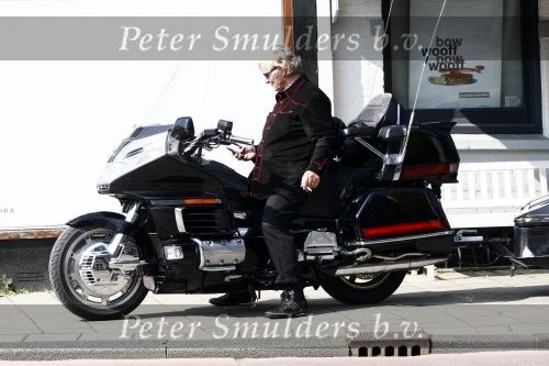 Amsterdam 21 april 2009
Rutger Hauer op zijn honda gold wing motor in amsterdam. Hij heeft een soort aanhanger achter zijn motor hangen en riookt heerlijk een sigaret.
Peter Smulders bv