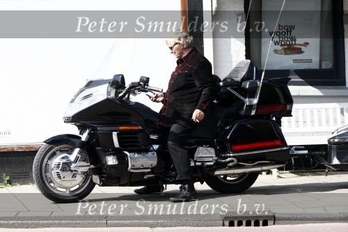 Amsterdam 21 april 2009
Rutger Hauer op zijn honda gold wing motor in amsterdam. Hij heeft een soort aanhanger achter zijn motor hangen en riookt heerlijk een sigaret.
Peter Smulders bv