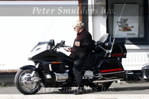 Amsterdam 21 april 2009
Rutger Hauer op zijn honda gold wing motor in amsterdam. Hij heeft een soort aanhanger achter zijn motor hangen en riookt heerlijk een sigaret.
Peter Smulders bv