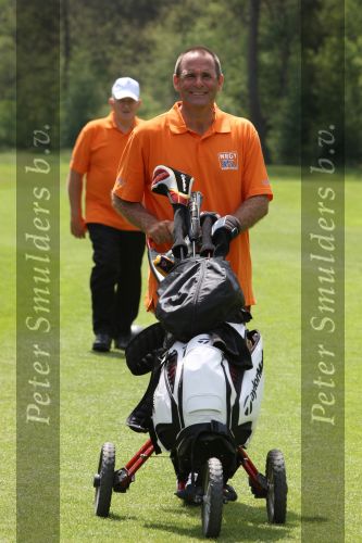 Ommen, 25 Mei 2009 Energy4all Golfdag 2009 op golfbaan Hooge Graven
met veel BN-ers, georganiseerd door golfpro Joost Hage en zijn vrouw Gina Hage
Scheidsrechter Ruud Bossen aan het golfen
Peter Smulders BV Eindhoven
