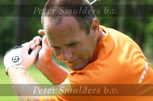 Ommen, 25 Mei 2009 Energy4all Golfdag 2009 op golfbaan Hooge Graven
met veel BN-ers, georganiseerd door golfpro Joost Hage en zijn vrouw Gina Hage
Scheidsrechter Ruud Bossen aan het golfen
Peter Smulders BV Eindhoven