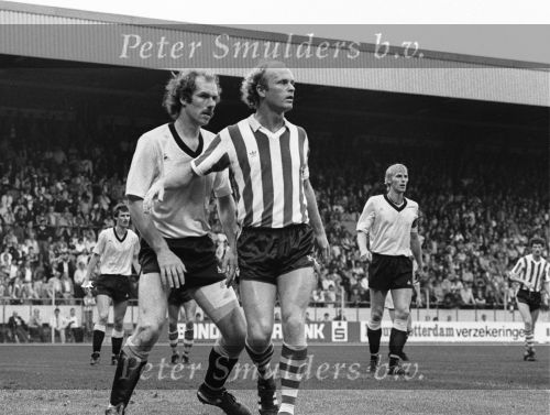 1979 PSV-Roda JC
De kopsterke Ruud Geels op de bekende QUICK voetbalschoenen
Geheel rechts Ernie Brandts