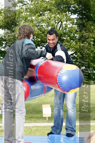 Velperbroek 9 mei 2009
Ruud Gullit bezoekt sportdag voor hangjongeren in Velperbroek.
Peter Smulders bv