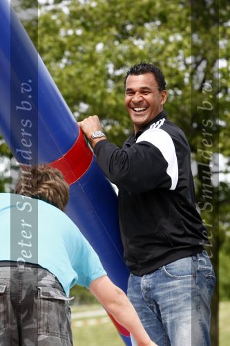 Velperbroek 9 mei 2009
Ruud Gullit bezoekt sportdag voor hangjongeren in Velperbroek.
Peter Smulders bv