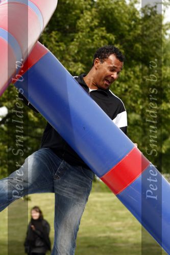 Velperbroek 9 mei 2009
Ruud Gullit bezoekt sportdag voor hangjongeren in Velperbroek.
Peter Smulders bv