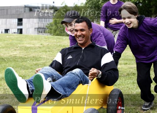 Velperbroek 9 mei 2009
Ruud Gullit bezoekt sportdag voor hangjongeren in Velperbroek.
Peter Smulders bv