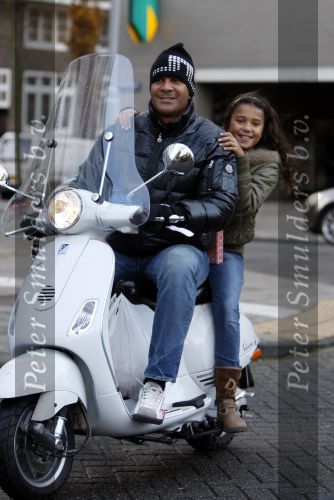 Amsterdam 12 november 2007
Ruud Gullit met zijn dochter Joelle op zijn vespa scooter.