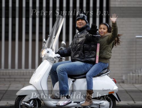 Amsterdam 12 november 2007
Ruud Gullit met zijn dochter Joelle op zijn vespa scooter.