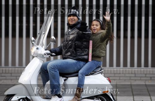 Amsterdam 12 november 2007
Ruud Gullit met zijn dochter Joelle op zijn vespa scooter.