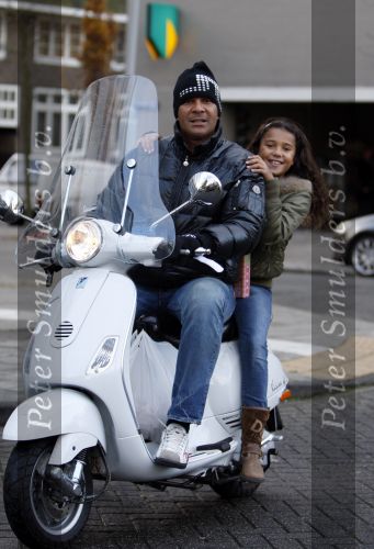 Amsterdam 12 november 2007
Ruud Gullit met zijn dochter Joelle op zijn vespa scooter.