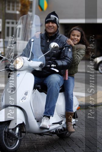Amsterdam 12 november 2007
Ruud Gullit met zijn dochter Joelle op zijn vespa scooter.
