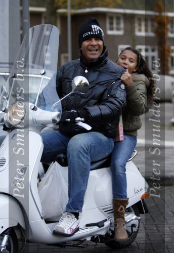Amsterdam 12 november 2007
Ruud Gullit met zijn dochter Joelle op zijn vespa scooter.