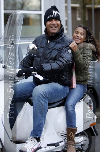 Amsterdam 12 november 2007
Ruud Gullit met zijn dochter Joelle op zijn vespa scooter.