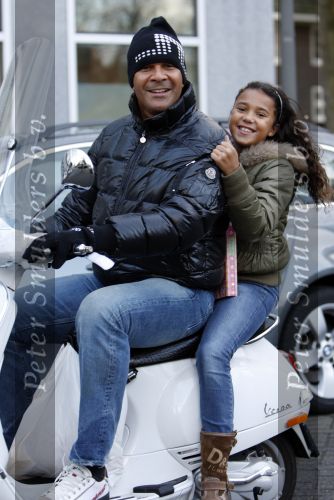Amsterdam 12 november 2007
Ruud Gullit met zijn dochter Joelle op zijn vespa scooter.