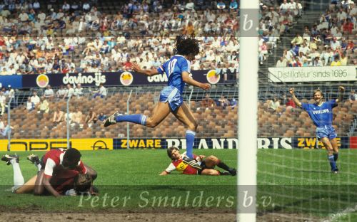 Rotterdam, 14 Mei 1986
Competitiewedstrijd Feyenoord-PSV met een eindstand van 2-3
De net overgenomen Ruud Gullit scoort tegen zijn oude club.
Foto Peter Smulders BV