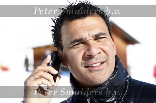 Fiss 15 februari 2009
Ruud Gullit met Joelle en Maxim op wintersport. Ook Marco Borsato en Leontien en Luca Jada en Senna zijn op skivakantie. Ruud met Sony Ericsson telefoon
Peter Smulders bv