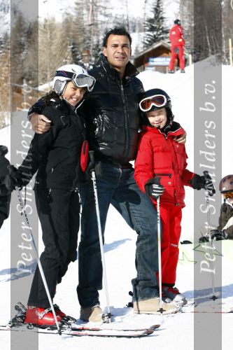 Fiss 15 februari 2009
Ruud Gullit met Joelle en Maxim op wintersport. Ook Marco Borsato en Leontien en Luca Jada en Senna zijn op skivakantie.
Peter Smulders bv