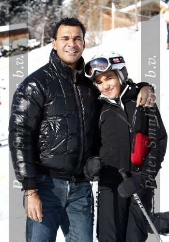 Fiss 15 februari 2009
Ruud Gullit met Joelle en Maxim op wintersport. Ook Marco Borsato en Leontien en Luca Jada en Senna zijn op skivakantie.
Peter Smulders bv