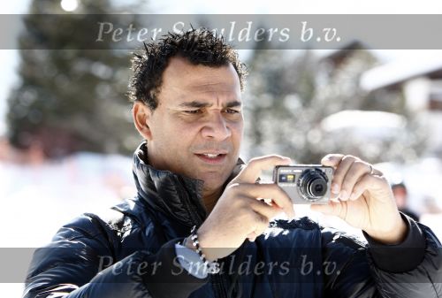 Fiss 15 februari 2009
Ruud Gullit met Joelle en Maxim op wintersport. Ook Marco Borsato en Leontien en Luca Jada en Senna zijn op skivakantie.
Peter Smulders bv