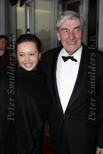 Rotterdam 16 december 2007
premiere Evita in het nieuwe Luxor theater. Ruud Lubbers met kleindochter