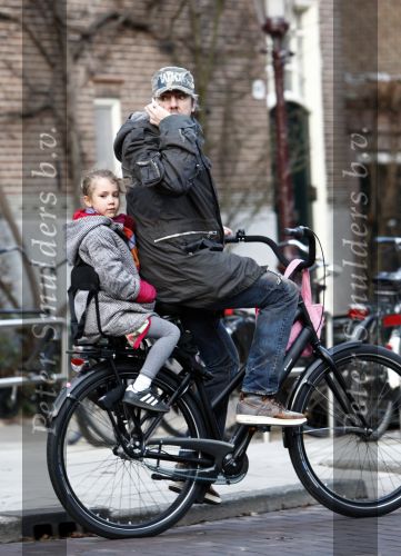 Amsterdam 15 januari 2009
Ruud de Wild met dochter Toy Travis en gsm op de fiets.
Peter Smulders bv