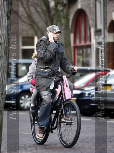 Amsterdam 15 januari 2009
Ruud de Wild met dochter Toy Travis en gsm op de fiets.
Peter Smulders bv