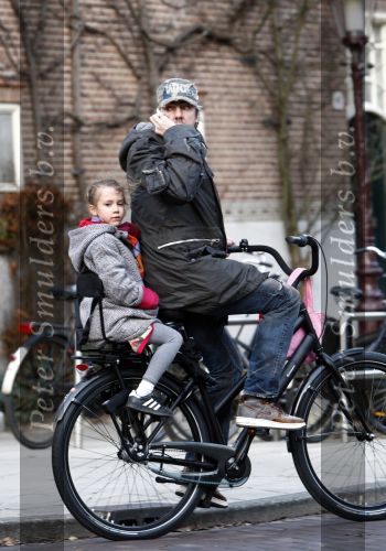 Amsterdam 15 januari 2009
Ruud de Wild met dochter Toy Travis en gsm op de fiets.
Peter Smulders bv