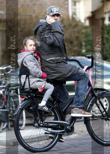 Amsterdam 15 januari 2009
Ruud de Wild met dochter Toy Travis en gsm op de fiets.
Peter Smulders bv
