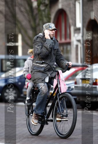 Amsterdam 15 januari 2009
Ruud de Wild met dochter Toy Travis en gsm op de fiets.
Peter Smulders bv