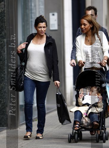 Amsterdam 12 juni 2008
De vriendin van Nigel de Jong Winonah met hun dochtertje isaura Sienna en de zwangere vriendin van kalhid Boulahrouz Sabia aan het winkelen op de pc hooftstraat.