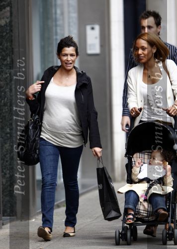 Amsterdam 12 juni 2008
De vriendin van Nigel de Jong Winonah met hun dochtertje isaura Sienna en de zwangere vriendin van kalhid Boulahrouz Sabia aan het winkelen op de pc hooftstraat.