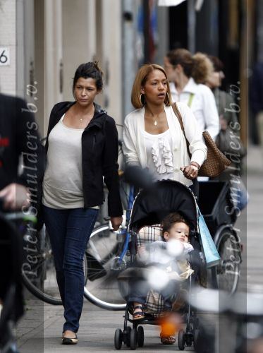 Amsterdam 12 juni 2008
De vriendin van Nigel de Jong Winonah met hun dochtertje isaura Sienna en de zwangere vriendin van kalhid Boulahrouz Sabia aan het winkelen op de pc hooftstraat.