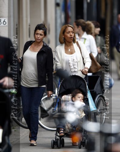 Amsterdam 12 juni 2008
De vriendin van Nigel de Jong Winonah met hun dochtertje isaura Sienna en de zwangere vriendin van kalhid Boulahrouz Sabia aan het winkelen op de pc hooftstraat.