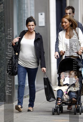Amsterdam 12 juni 2008
De vriendin van Nigel de Jong Winonah met hun dochtertje isaura Sienna en de zwangere vriendin van kalhid Boulahrouz Sabia aan het winkelen op de pc hooftstraat.