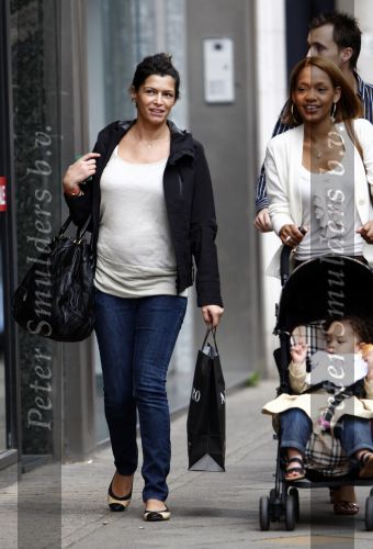 Amsterdam 12 juni 2008
De vriendin van Nigel de Jong Winonah met hun dochtertje isaura Sienna en de zwangere vriendin van kalhid Boulahrouz Sabia aan het winkelen op de pc hooftstraat.