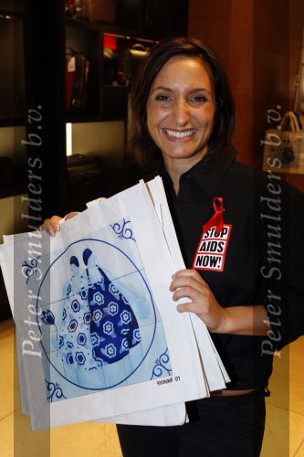 Amsterdam 1 december 2007
Bekende nederlanders verkopen op wereld aids dag draagtassen voor het goede doel in de bijenkorf. Sabine Koning