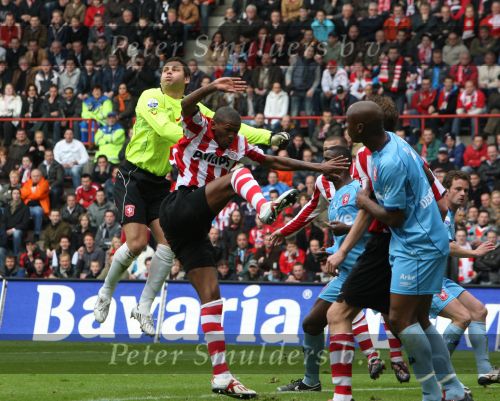 Eindhoven, 13 April 2008 Kampioenswedstrijd PSV-FC Twente, eindstand 1-1 Seizoen 2007/2008. PSV daardoor nog niet kampioen.
Sander Boschker redt voordat Alcides gevaarlijk kan worden