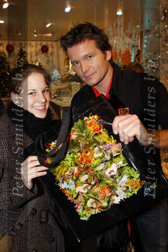 Amsterdam 1 december 2007
Bekende nederlanders verkopen op wereld aids dag draagtassen voor het goede doel in de bijenkorf. Sander Janson