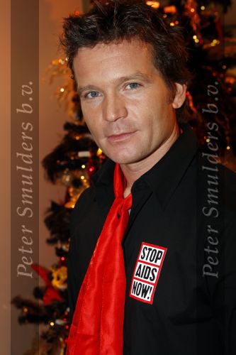 Amsterdam 1 december 2007
Bekende nederlanders verkopen op wereld aids dag draagtassen voor het goede doel in de bijenkorf. Sander Janson