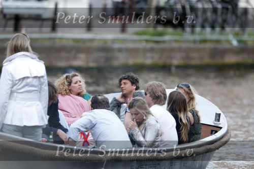Amsterdam 9 mei 2008
Sander Vahle met een vriendin en Menno Kohler met zijn vriendin samen varend in een sloep op de grachten