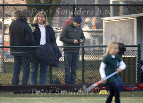 Laren 17 november 2007
Sander Vahle met gsm bij het hockeyen van Noa.