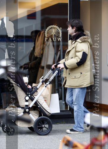 Amsterdam 26 januari 2008
Sander vriend Irene v d Laar met zoon in kinderwagen.