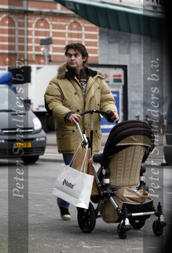 Amsterdam 26 januari 2008
Sander vriend Irene v d Laar met zoon in kinderwagen.
